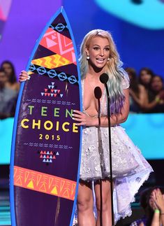 Бритни Спирс с шикарным декольте немного засветила зону бикини на Teen Choice Awards фото #8