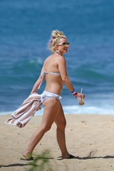 Аппетитная Бритни Спирс разминается в бикини на Гавайях фото #2