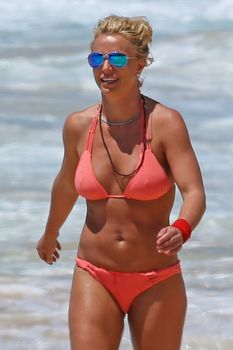 Красивая Бритни Спирс в маленьком бикини на пляже фото #1