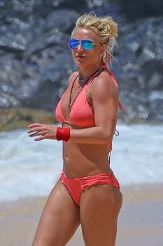Красивая Бритни Спирс в маленьком бикини на пляже фото #8