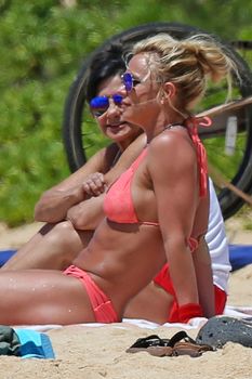 Красивая Бритни Спирс в маленьком бикини на пляже фото #16