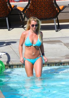 Аппетитная Бритни Спирс в бикини в бассейне фото #4