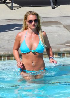 Аппетитная Бритни Спирс в бикини в бассейне фото #6