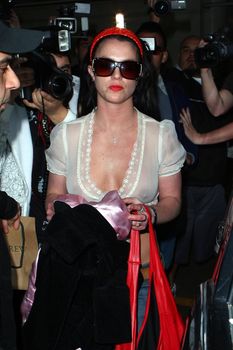 Упругая грудь Бритни Спирс в абсолютно прозрачной блузке фото #1