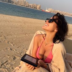 Шикарная грудь Елены Темниковой в бикни на отдыхе в ОАЭ фото #1