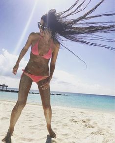 Сексуальная Елена Темникова в купальнике на Сейшельских островах фото #1