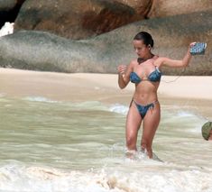 Шикарная Ализе в сексуальном бикини на пляже фото #5