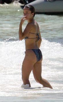 Шикарная Ализе в сексуальном бикини на пляже фото #8