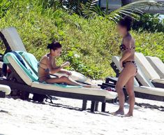 Шикарная Ализе в сексуальном бикини на пляже фото #10