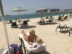 Красивая Валерия в бикини на пляже в Дубае фото #3