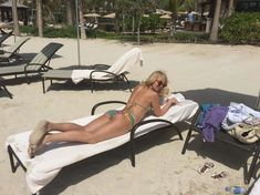 Красивая Валерия в бикини на пляже в Дубае фото #4