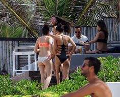 Красотка Виктория Джастис в эротическом купальнике в Канкуне фото #11