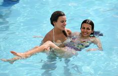 Сексуальная Виктория Джастис в ярком купальнике на Саус-Бич фото #20