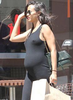 Крупные соски беременной Зои Салдана торчат сквозь платье на прогулке фото #1