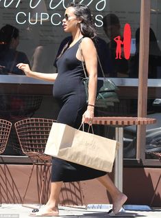 Крупные соски беременной Зои Салдана торчат сквозь платье на прогулке фото #2