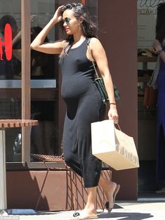 Крупные соски беременной Зои Салдана торчат сквозь платье на прогулке фото #3