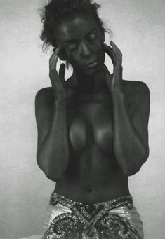 Красивая Кайли Миноуг с голой грудью в оригинальном образе фото #1