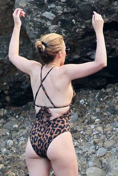 Изящная Кайли Миноуг в купальник на пляже Италии фото #3