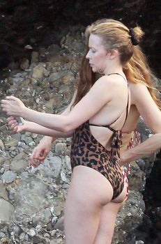 Изящная Кайли Миноуг в купальник на пляже Италии фото #5