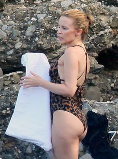 Изящная Кайли Миноуг в купальник на пляже Италии фото #7