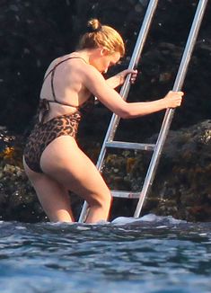 Изящная Кайли Миноуг в купальник на пляже Италии фото #9