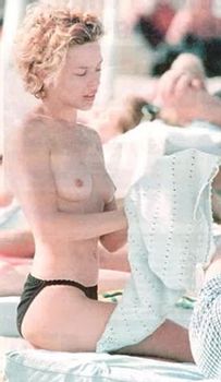 Обнажённую грудь Кайли Миноуг застукали папарацци на пляже фото #3