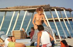Обнажённую грудь Кайли Миноуг застукали папарацци на пляже фото #6