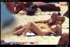 Обнажённую грудь Кайли Миноуг застукали папарацци на пляже фото #10