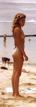 Молодая Кайли Миноуг отдыхает топлесс на пляже фото #1