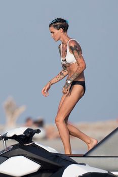 Спортивная Руби Роуз в бикини на пляже фото #4