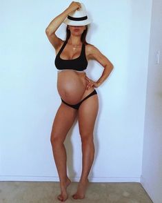 Беременная Анна Седокова позирует в купальнике фото #1