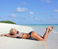 Красотка Карина Зверева в бикини на пляже фото #3