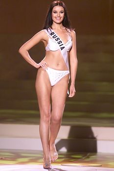 Сексуальная Оксана Федорова дефилирует в купальнике на конкурсе «Мисс Вселенная» фото #2