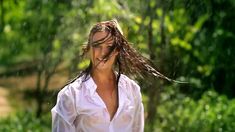 Сексуальная Оксана Федорова засветила грудь в мокрой рубашке для клипа «Из-за тебя» фото #11