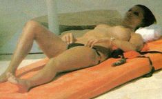 Молодая Софи Лорен топлесс отдыхает на пляже фото #1