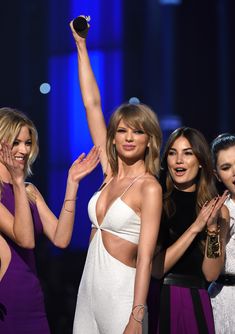Сексуальное декольте Тейлор Свифт на Billboard Music Awards фото #15