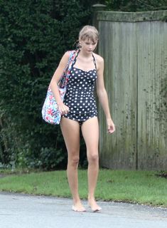 Хрупкая Тейлор Свифт в женственном купальнике в Kennedy's Family's Compound фото #1