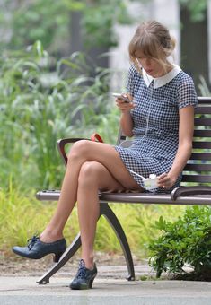 Красотка Тейлор Свифт в коротком платье в Нью-Йорке фото #1