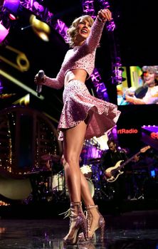 Сексуальная Тейлор Свифт в эротическом наряде на сцене iHeartRadio Music Festival фото #1