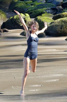 Тейлор Свифт в сексуальном купальнике на Гавайях фото #1