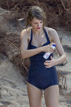 Тейлор Свифт в сексуальном купальнике на Гавайях фото #11