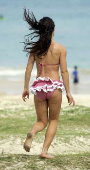 Красотка Эванджелин Лилли в эротическом бикини на пляже фото #5