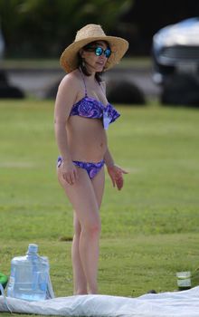 Беременная Эванджелин Лилли в купальнике на Гавайях фото #2