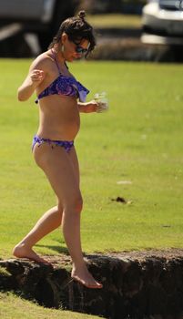 Беременная Эванджелин Лилли в купальнике на Гавайях фото #4