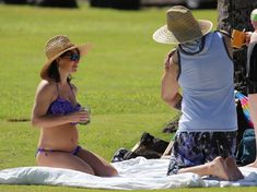 Беременная Эванджелин Лилли в купальнике на Гавайях фото #9