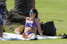 Беременная Эванджелин Лилли в купальнике на Гавайях фото #10