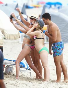 Горячая Эмили Бетт Рикардс в стильном купальнике на Майами фото #7