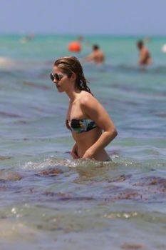 Красотка Эмили Бетт Рикардс в ярком бикини на Майами фото #1