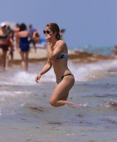Красотка Эмили Бетт Рикардс в ярком бикини на Майами фото #8