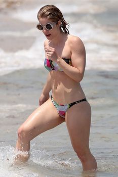 Красотка Эмили Бетт Рикардс в ярком бикини на Майами фото #10